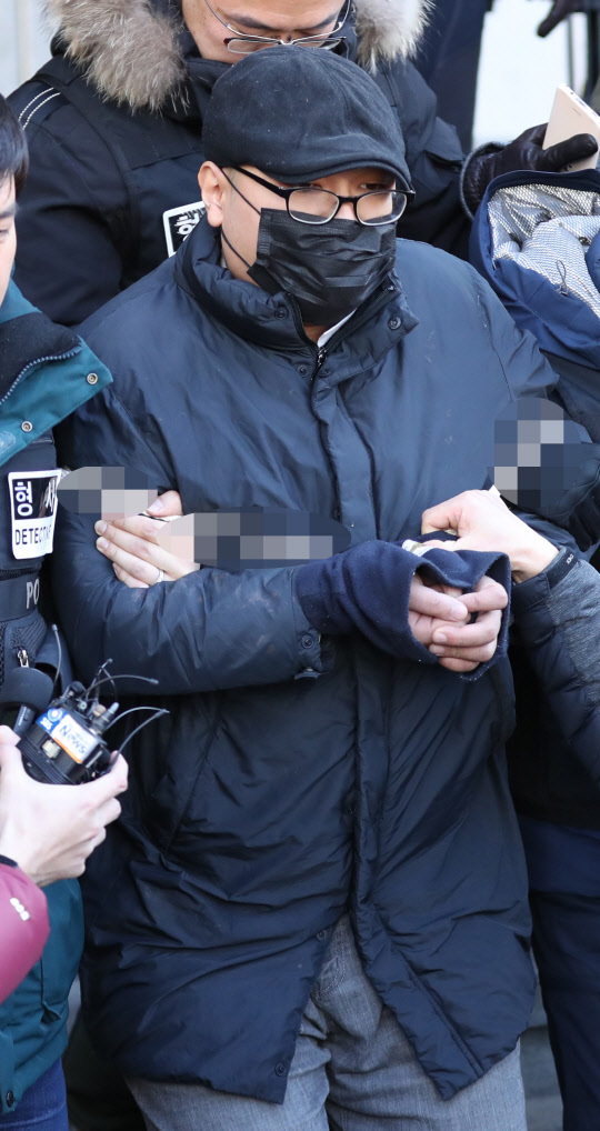 병원에서 진료를 받던 중 의사를 살해한 혐의(살인)를 받는 박 모 씨가 2일 오후 구속 전 피의자 심문(영장실질심사)을 받기 위해 서울 종로경찰서를 나서 서울중앙지법으로 향하고 있다.    연합뉴스